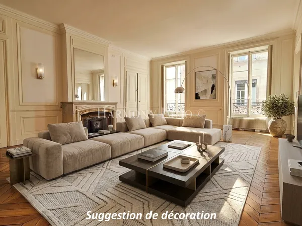 Bel appartement ancien de 167 m2 en dernier étage à 2 pas de