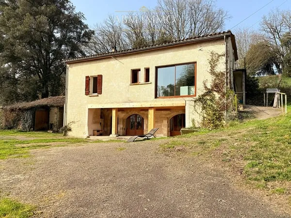 Maison en pierre de caractère -130 m² sur 4 hectares avec dépendances