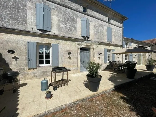 Propriété charentaise de caractère - Volumes exceptionnels - Terrain clos de murs - À 10 min d'Angou