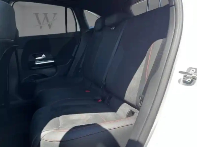 Mercedes Gla 200 d amg line — photo 20