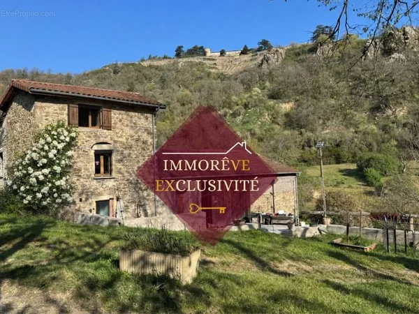Maison rénovée, dépendances, écuries, carrière 1,9 ha de terrain