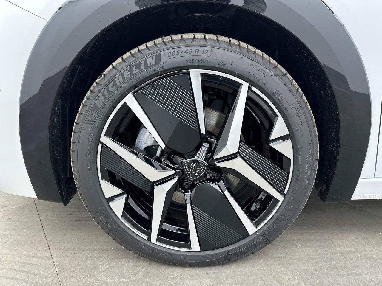 Peugeot 208 hybrid 145 e-dcs6 gt — photo 14