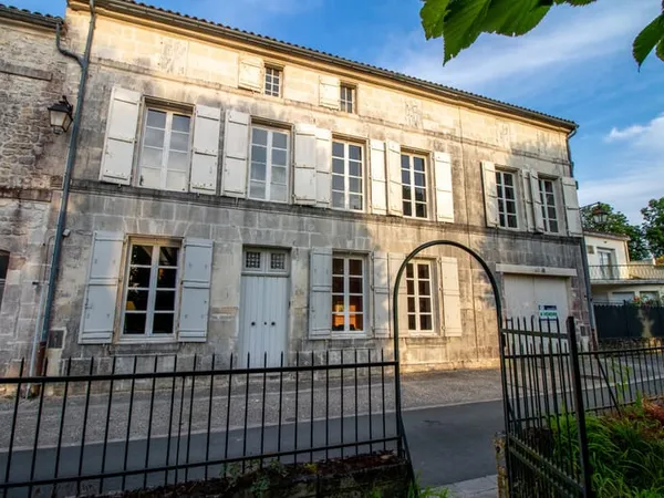AUTHENTIQUE CHARENTAISE, 5 CHAMBRES, GARAGE, JARDINS