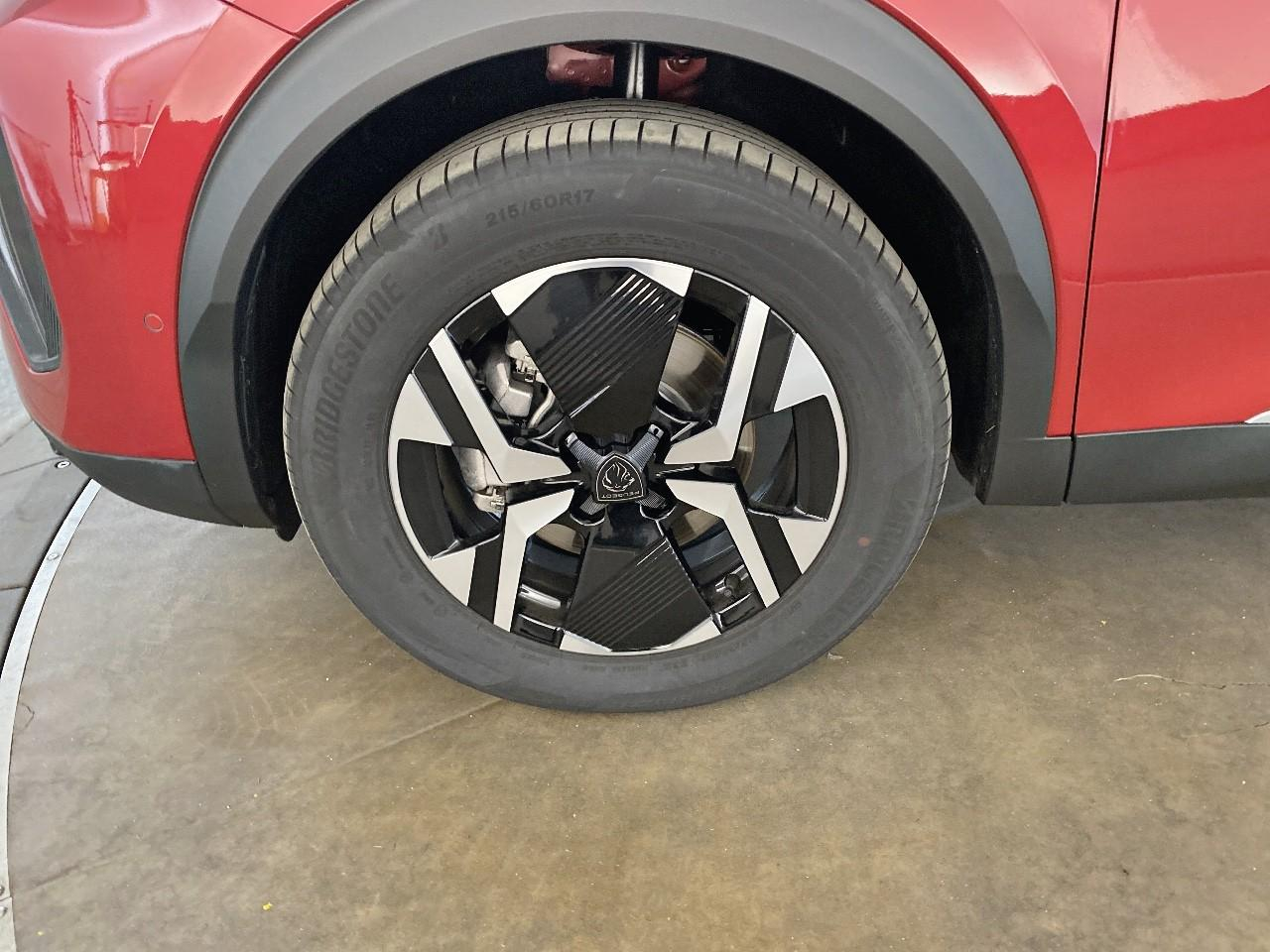 Peugeot 2008 hybrid 145 ch e-dcs6 allure — photo 11