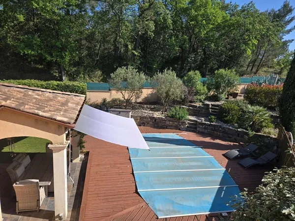 Villa avec piscine, dans un cadre résidentiel prisé
