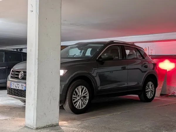 Vends place de parking couverte et sécurisée louée 70/m Idéal en investissement locatif ou pour un u