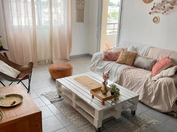 APPARTEMENT - T3 meublé et parking