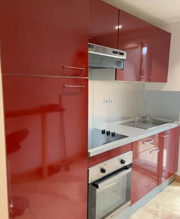 Loue T2 à Lornay dans maison à la campagne cuisine équipée poêle à granules 700 euros / mois eau com