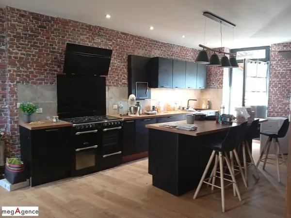Maison 140 m², 5 chambres, bureau, 2 terrasses, jardinet.