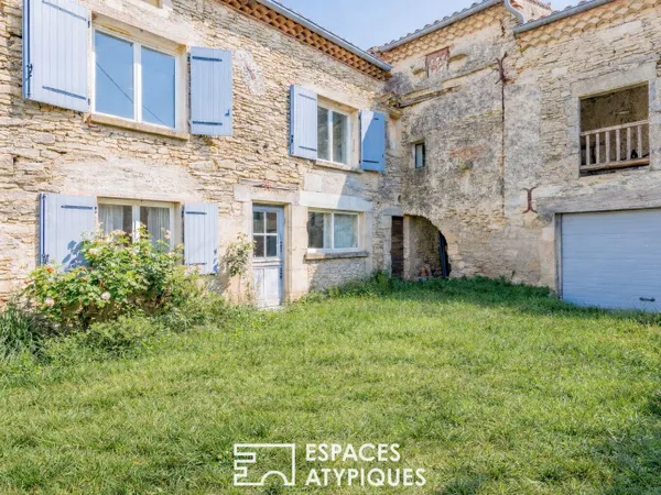 Maison de hameau avec loggia, garage et petit atelier