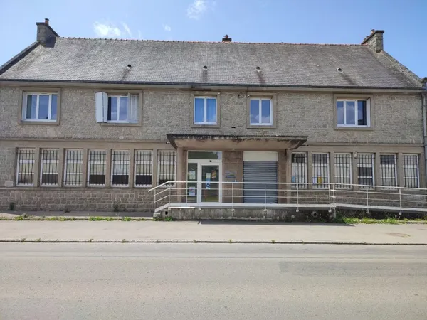 SOUS OFFRE - EVRAN IMMEUBLE AVEC LOCAUX COMMERCIAUX ET DEUX APPARTEMENTS ANCIENNEMENT LA POSTE