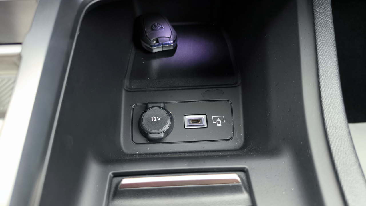 Peugeot 308 SW PHEV 180 e-EAT8 — photo 35