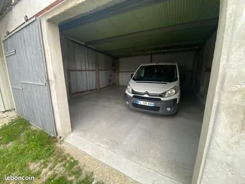 Grand garage sécurisé 43m2 - Accès facile entre Royan et Saintes