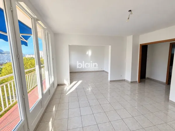 Beau T3 lumineux de 72.87 m2 avec balcon filant cave et park