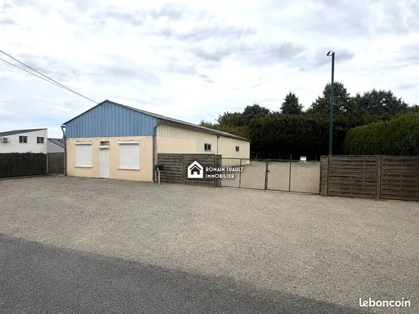 Local 190 m² Cossé-le-Vivien