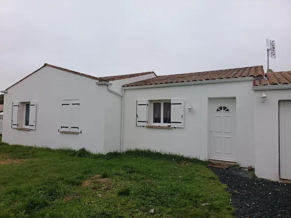 Charente Maritime, proche des commodités, pavillon de plain-pied composé d'une belle pièce de vie lu