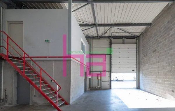 Local d'activité 144 m²