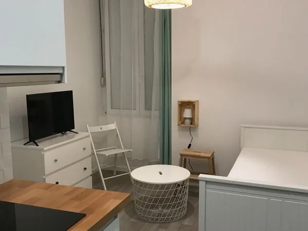 Studio meublé de 14,2 m² - Entièrement équipé - Parking privatif - Fibre.Disponible immédiatement