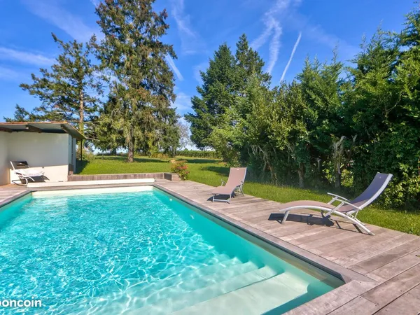 Maison en pierre rénovée avec piscine et terrain arboré