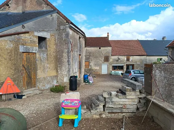 Maison de caractère avec grand terrain et fort potentiel