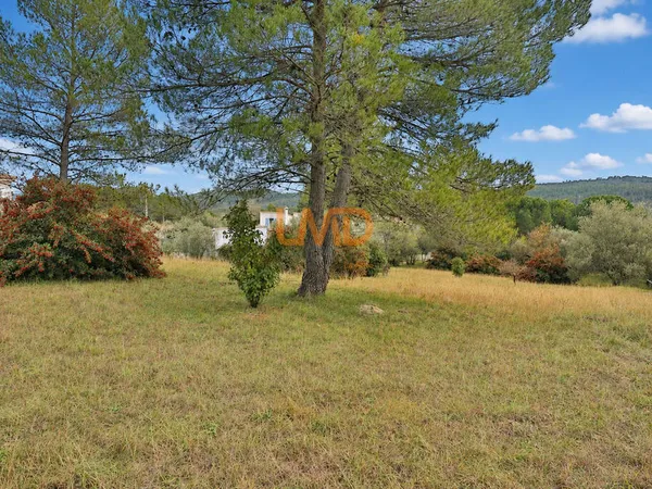 Le Val: terrain constructible de 3600m2 environ