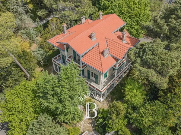 EXCLUSIVITÉ - VILLA HISTORIQUE D'EXCEPTION DE 272 M² À RÉNOVER EN VILLE D'HIVER AVEC TERRAIN DE 1300