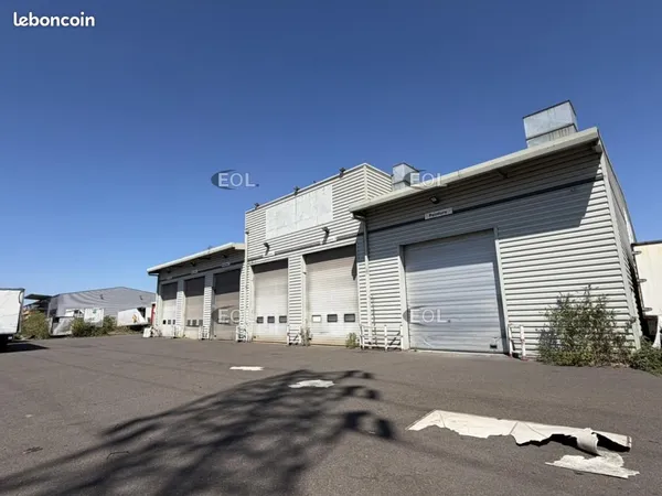Local d'activité 922 m²