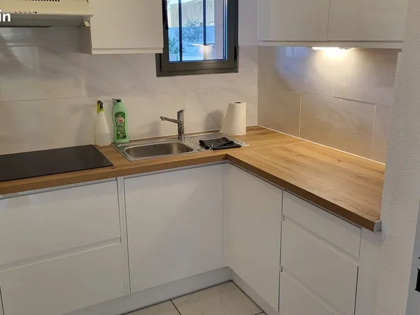 Dans immeuble sécurisé, F3 65 m2 , centre ville, ascenseur, terrasse 41 m2, parking privatif