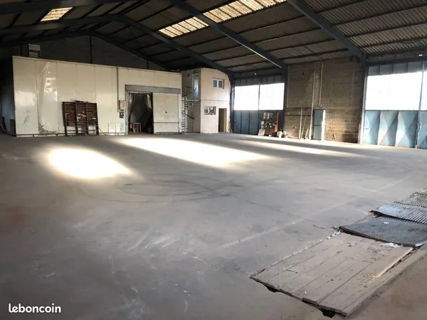 À LOUER - ESPACE INDIVIDUEL FERME DANS HANGAR PROFESSIONNEL 150 m² - SORGUES (84700)