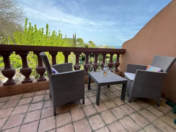 MAISON DE VILLAGE QUARTIER MEDIEVAL LES ARCS TERRASSE ET GAR