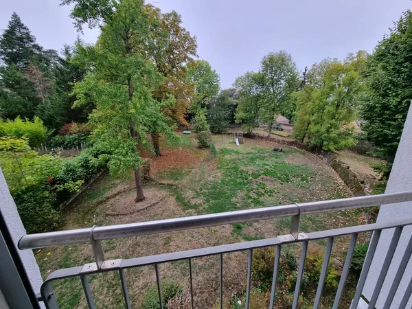 BEL APPARTEMENT AVEC GARAGE DANS IMMEUBLE AVEC PISCINE