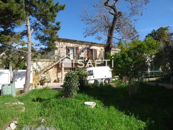Une maison, un appartement, deux garages et un jardin.