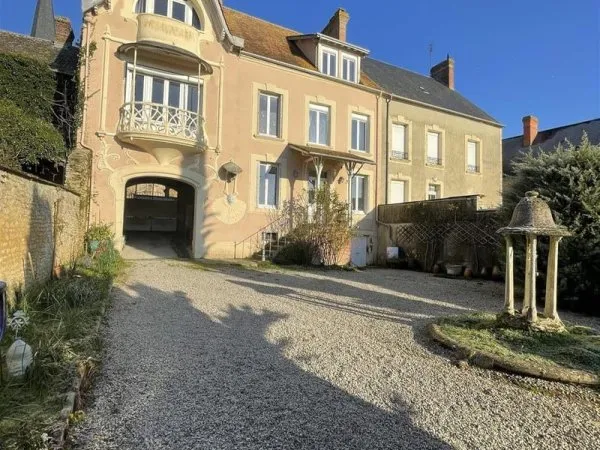 Élégante Demeure mitoyenne Art Nouveau XIXe avec Charme et A
