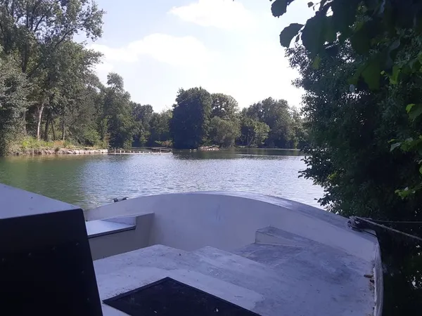 Terrain de loisirs bord de la Charente plus Bateau-Cabane
