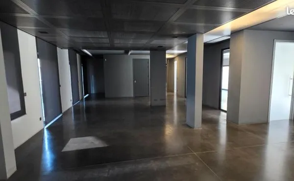 RARE - CHAMONIX CENTRE - PLATEAU 165 m2 A AMENAGER - IMMEUBLE STANDING