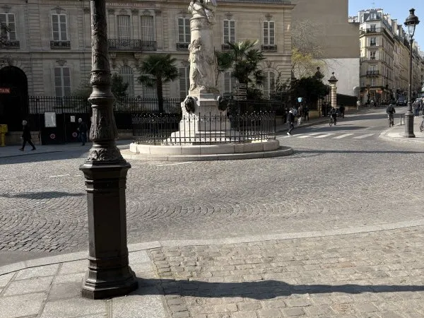 Studette à rénover Paris 9eme