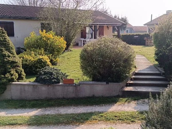 Villa100m2 + sous-sol 100m2 sur un terrain de 1750m2.