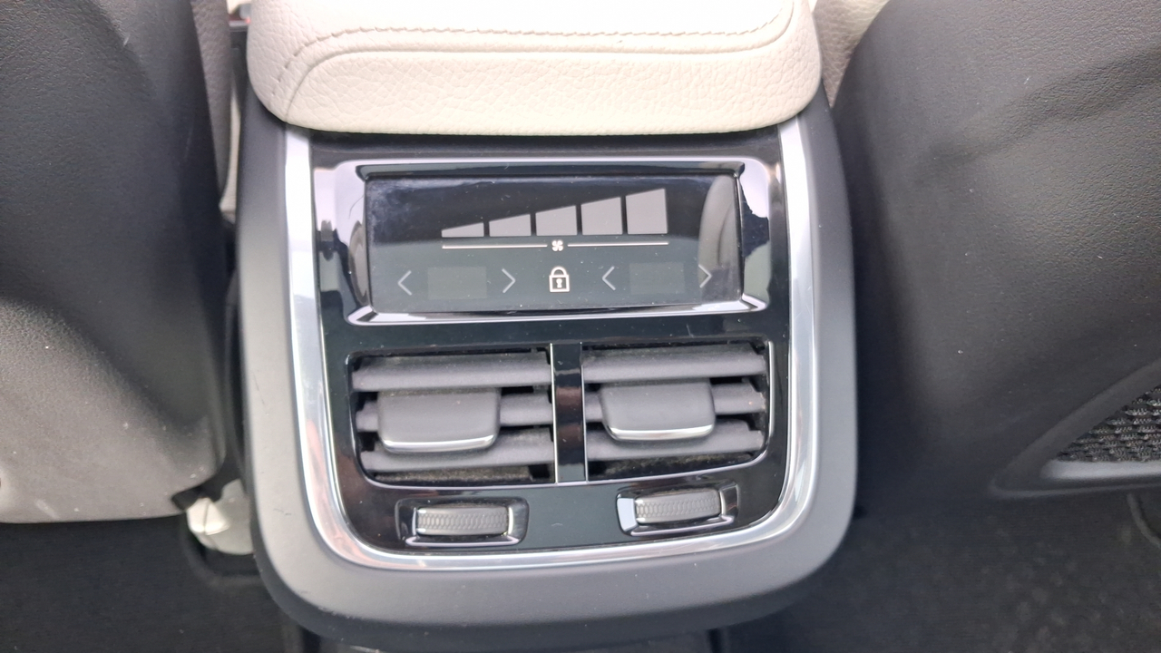 Volvo XC60 D5 AWD 235 ch Geartronic 8 — photo 45