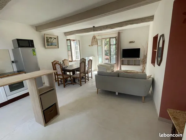 Appartement T2 de 64 m² à rénover - Plein sud - Vue montagnes - Le Bar-sur-Loup Prix : 155 000 - Ven