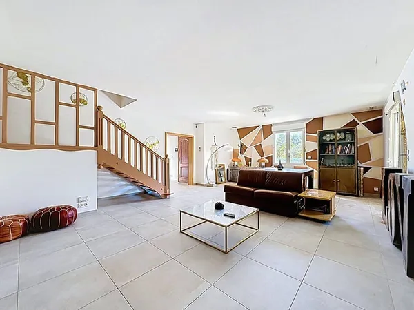 Maison 8 pièces 355 m²