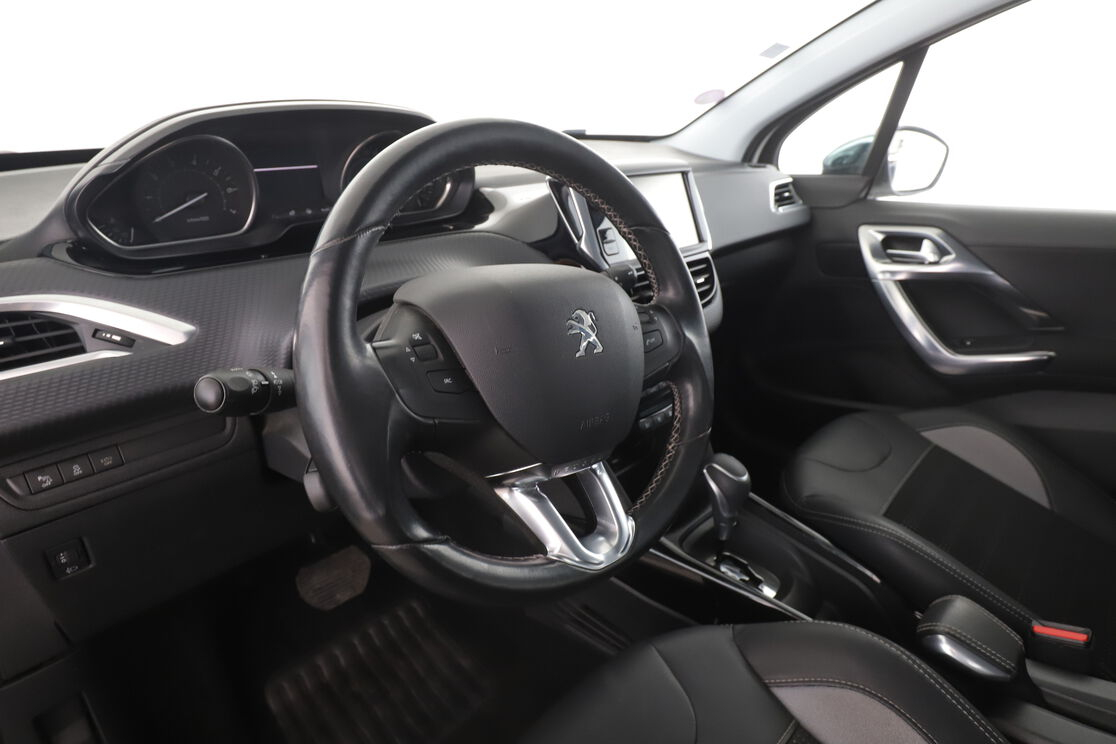 Peugeot 2008 1.2 PureTech Allure EAT6 — photo 10