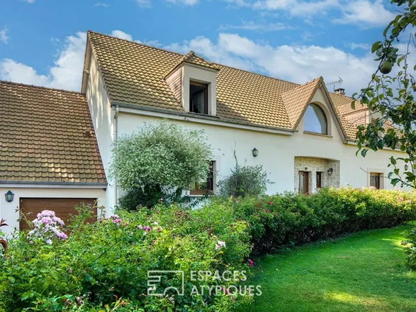Villa contemporaine sur jardin paysagé avec piscine couverte