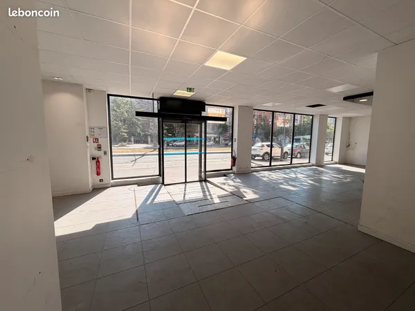 472 m² de Commerces ou Bureaux à louer à Paris 20e
