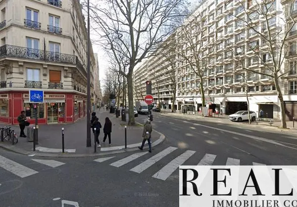 Local commercial 2 300 m²