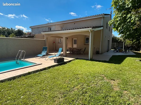 Maison meublée de 115 m2 avec jardin, piscine, sécurisé dans une impasse avec portail