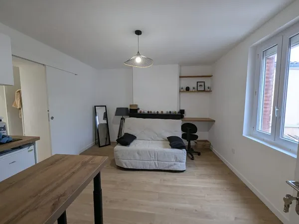 Studio entièrement meublé et rénové avec climatisation