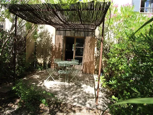 Villa avec terrass dans un village tous commerces