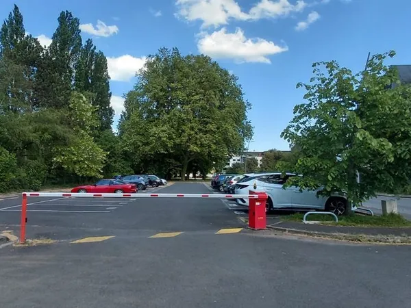 Places de parking ciel ouvert Poitiers.