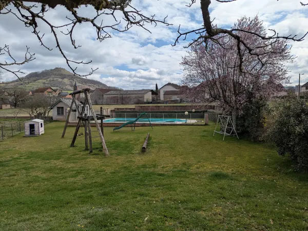 Grand Terrain plat à batir au calme et jolie vue, disposant d'une grande piscine et d'un puits
