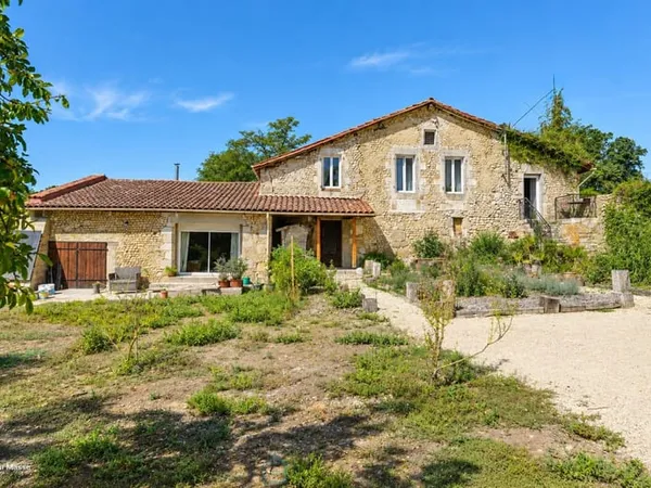 Ensemble immobilier en pierre, niché au coeur d'une nature préservée et pittoresque.